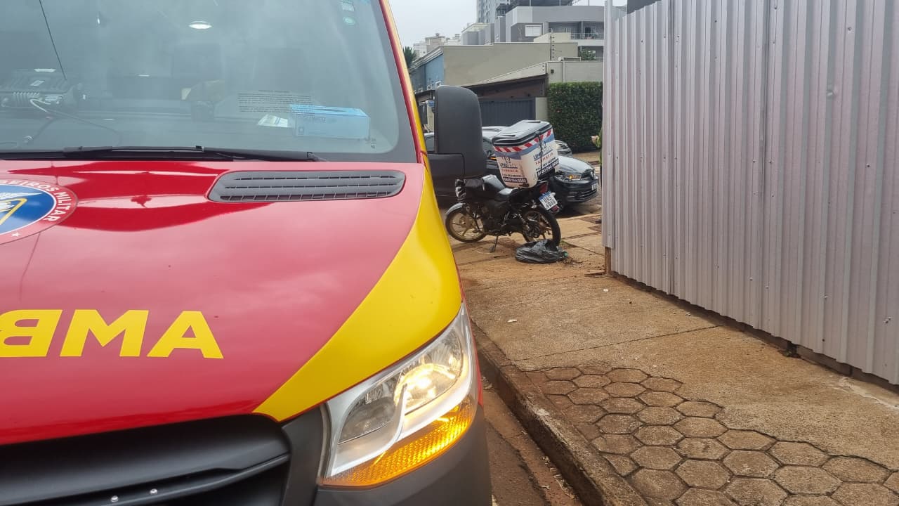 Motociclista é socorrido após acidente no Centro de Cascavel