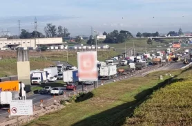 Motorista desce de carro para prestar socorro a motociclista e acaba sendo atropelado