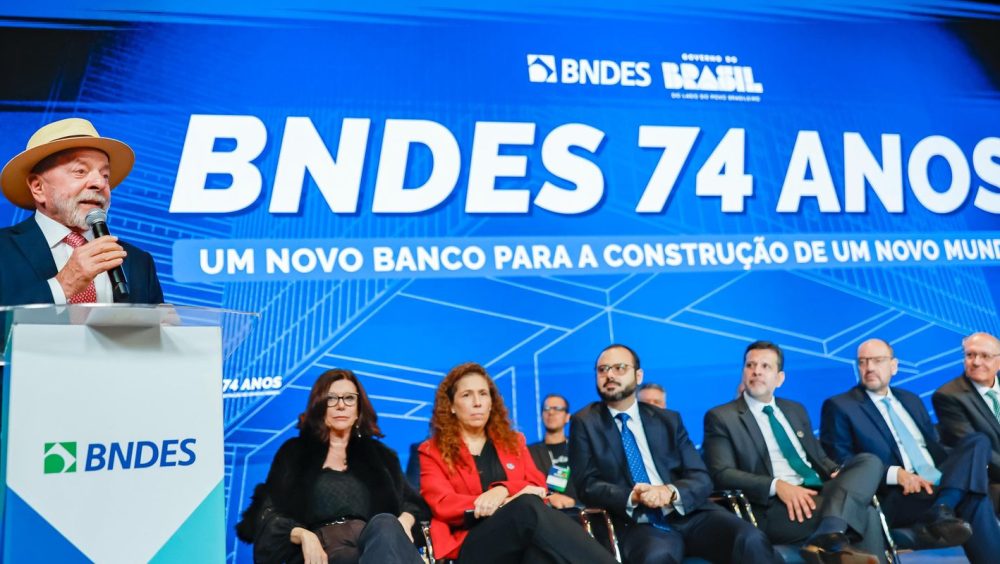 Confiança dos técnicos impulsiona bons resultados do BNDES, diz Lula Imagem referente a Confiança dos técnicos impulsiona bons resultados do BNDES, diz Lula