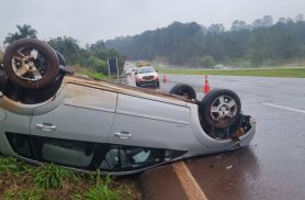 Mulher perde o controle e capota Fiesta na BR-163, em Cascavel