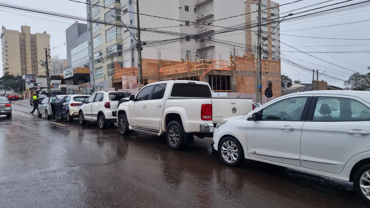 Seis carros se envolvem em acidente no Centro de Cascavel