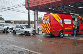 Acidente entre Celta e Kicks mobiliza socorristas no Centro de Cascavel
