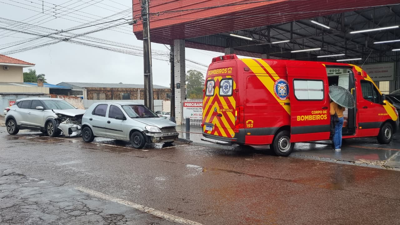 Acidente entre Celta e Kicks mobiliza socorristas no Centro de Cascavel