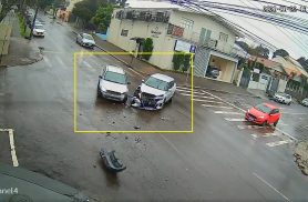 Vídeo mostra Kicks furando preferencial e atingindo Celta em Cascavel