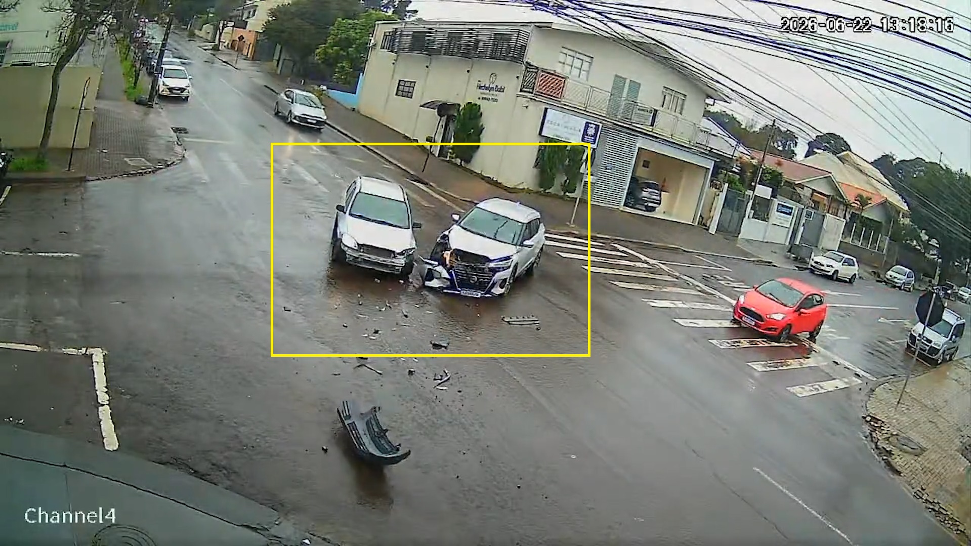 Vídeo mostra Kicks furando preferencial e atingindo Celta em Cascavel