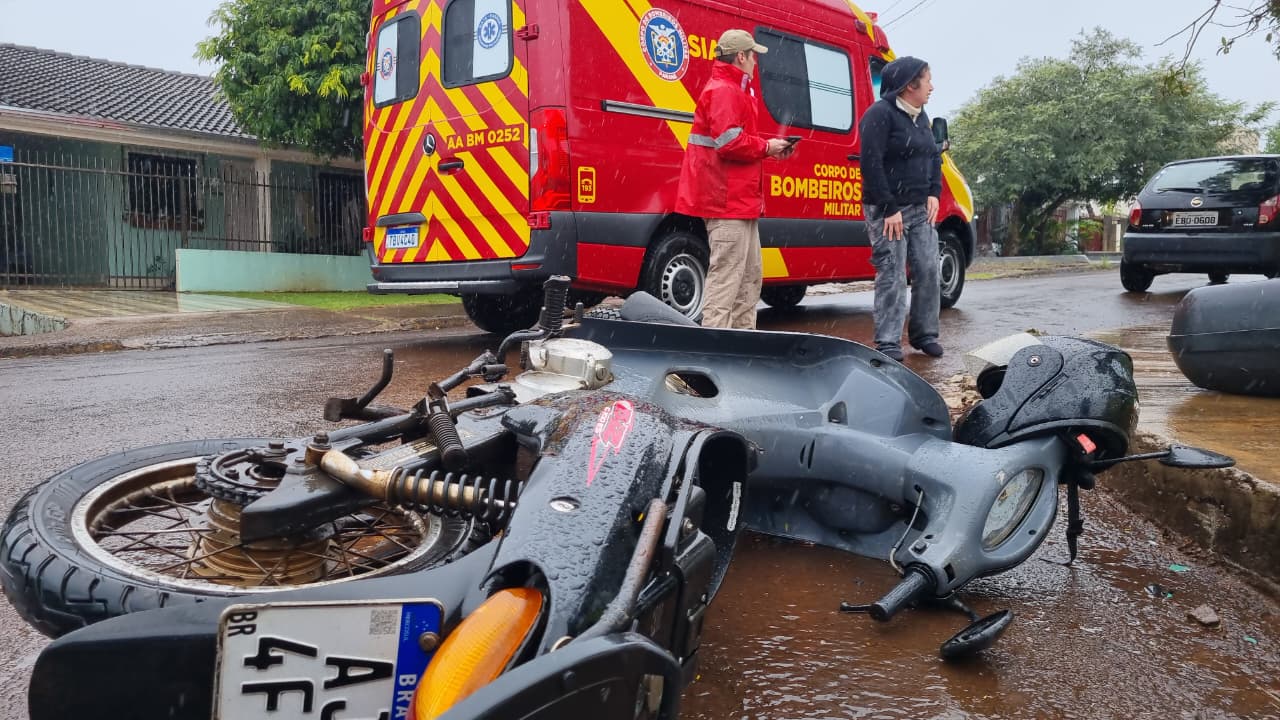 Jovem de 23 anos é a vítima de acidente entre carro e motocicleta no bairro Esmeralda