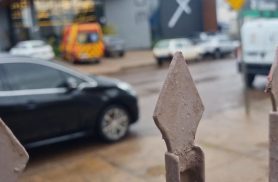 Idoso perfura o pescoço em lança de portão no Bairro Neva