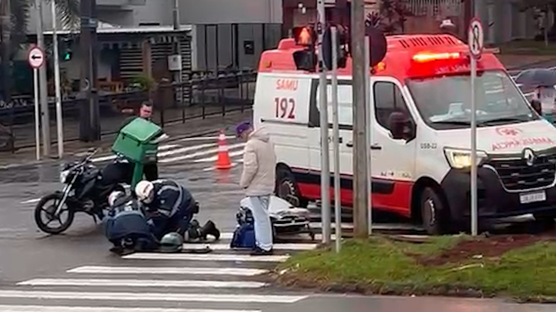 Motociclista fica ferido em acidente com HR-V no Bairro Coqueiral, em Cascavel