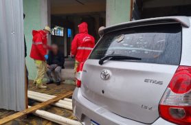 Etios invade obra após colisão com Gol no Centro de Cascavel