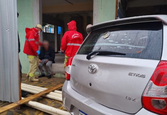 Etios invade obra após colisão com Gol no Centro de Cascavel