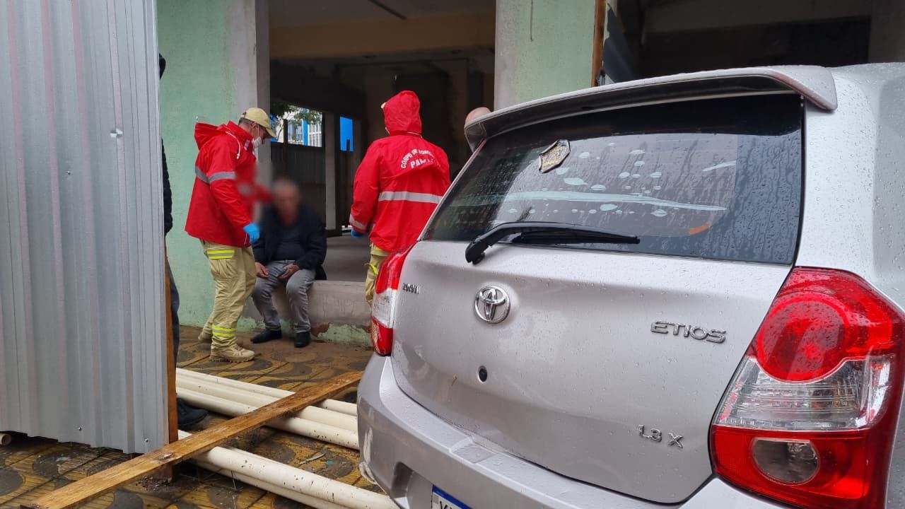 Etios invade obra após colisão com Gol no Centro de Cascavel