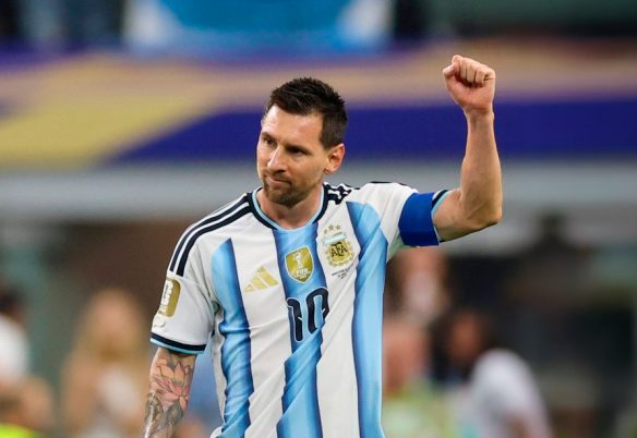 Messi marca dois gols, chega a 18 em Copas e faz história com a Argentina
