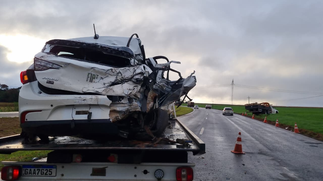 Argo e caminhão se envolvem em forte colisão na BR-163