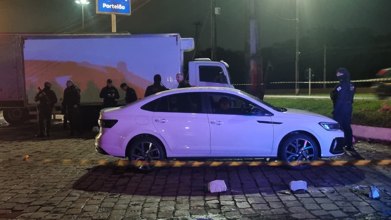 Homem é encontrado morto dentro do carro em pátio de posto de combustíveis em Cascavel