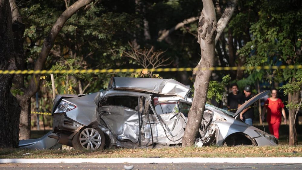 Motorista morre em grave acidente entre dois carros e uma moto Imagem referente a Motorista morre em grave acidente entre dois carros e uma moto