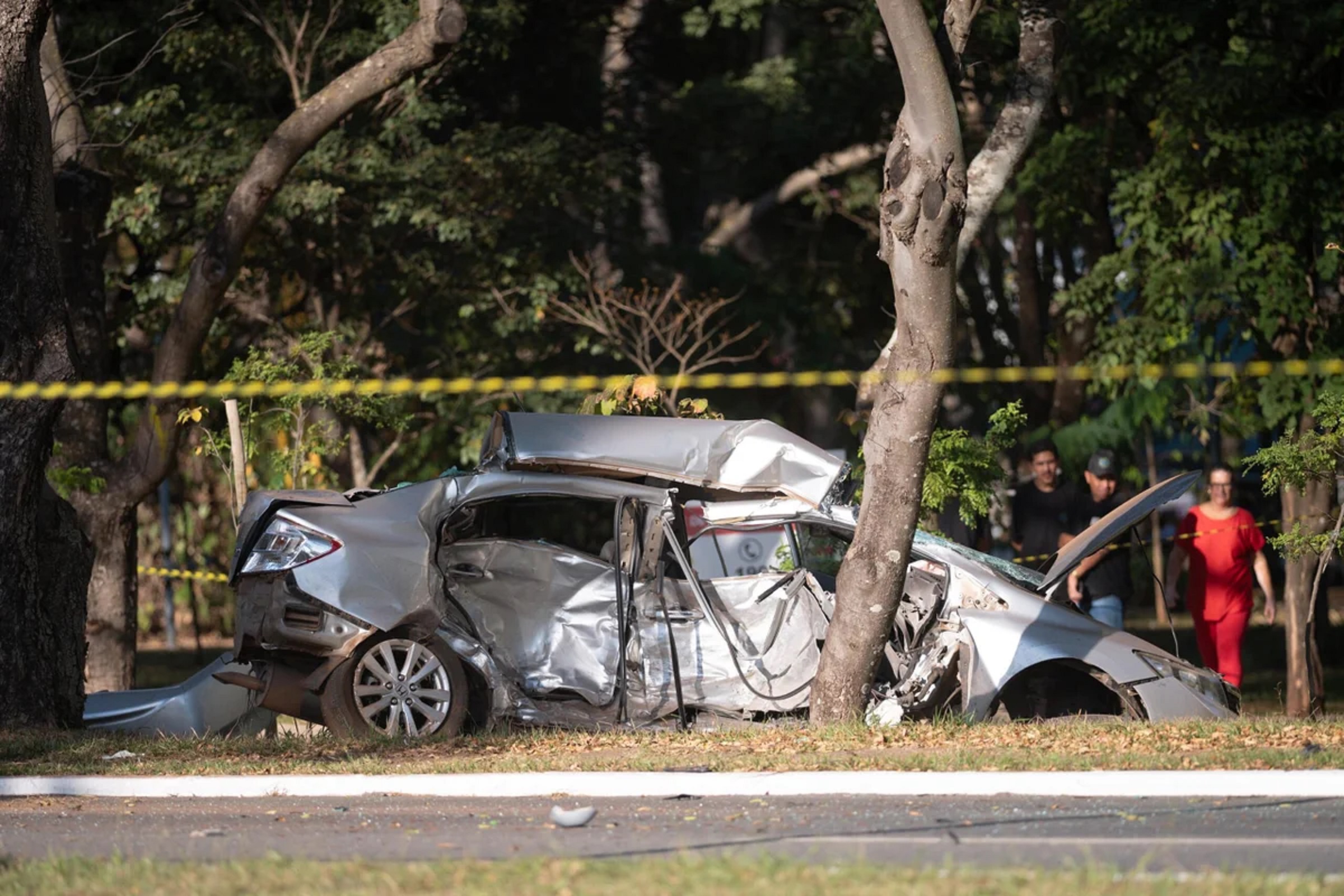 Imagem relativa a Motorista morre em grave acidente entre dois carros e uma moto