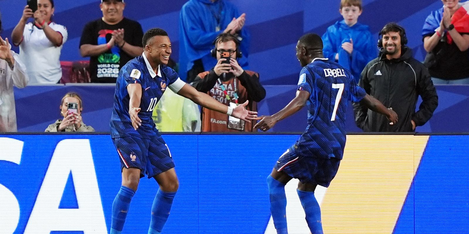 Imagem relativa a Depois de chuva e pausa, França de Mbappé não dá chances ao Iraque