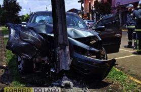 Carro bate em poste e motorista é detido por embriaguez ao volante