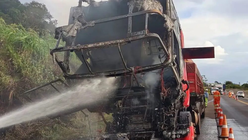 Caminhão carregado com açúcar pega fogo na BR-163 próximo a Realeza Imagem referente a Caminhão carregado com açúcar pega fogo na BR-163 próximo a Realeza