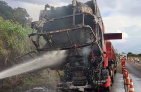 Caminhão carregado com açúcar pega fogo na BR-163 próximo a Realeza
