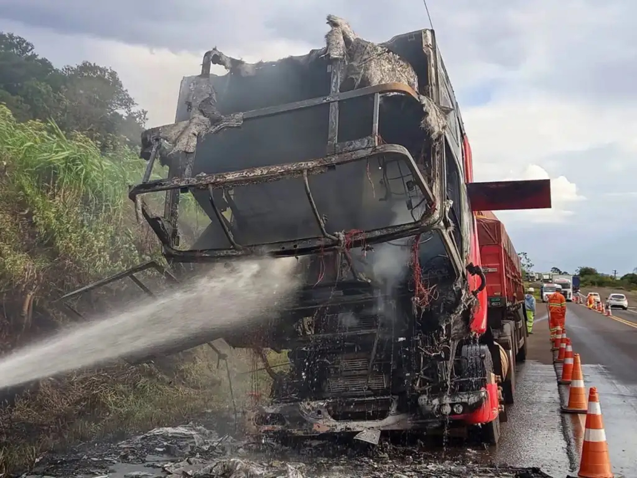 Imagem relativa a Caminhão carregado com açúcar pega fogo na BR-163 próximo a Realeza
