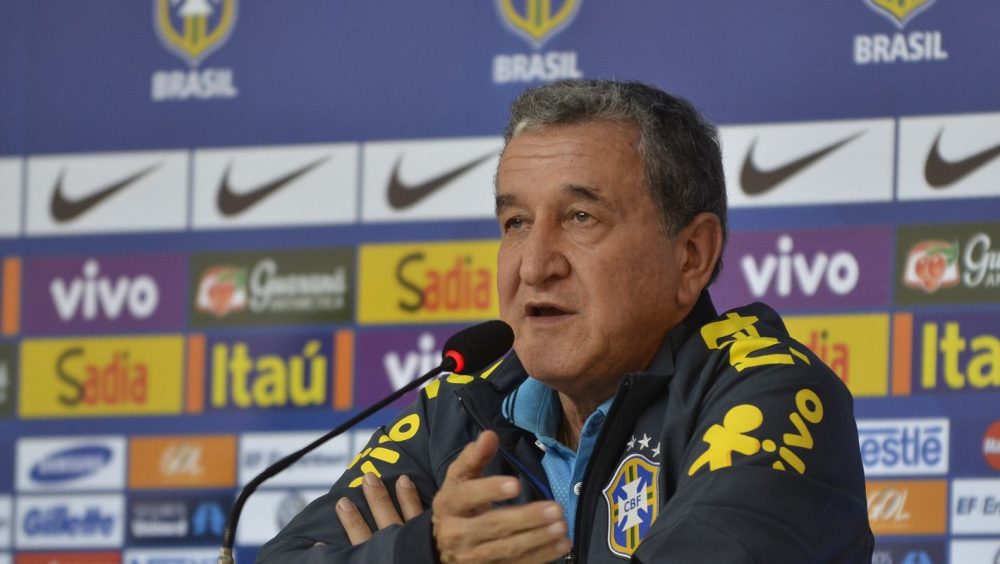 Técnico do tetra, Parreira apresenta melhora, mas permanece na UTI Imagem referente a Técnico do tetra, Parreira apresenta melhora, mas permanece na UTI