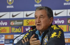 Técnico do tetra, Parreira apresenta melhora, mas permanece na UTI