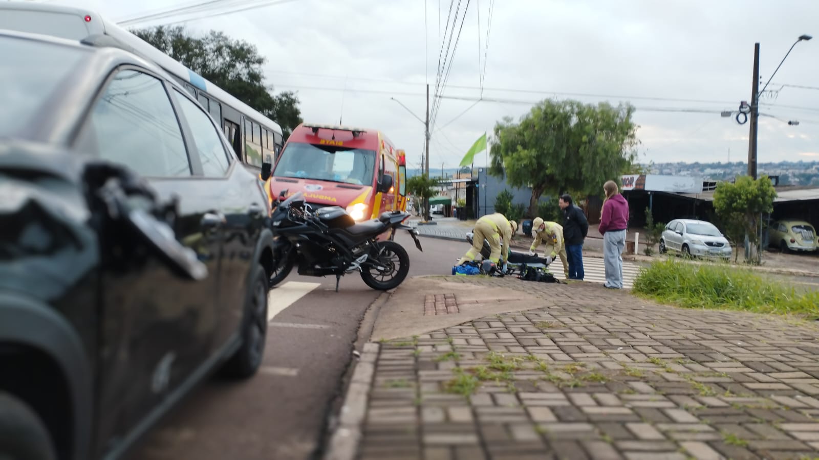 Motociclista fica ferido em acidente com SUV no Bairro Brasmadeira, em Cascavel
