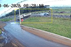 Veja como ocorreu forte acidente entre Astra e caminhão na BR-277