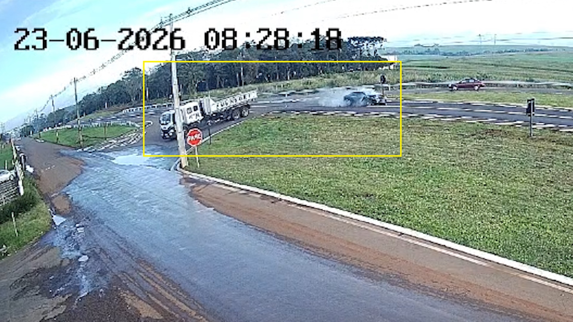 Veja como ocorreu forte acidente entre Astra e caminhão na BR-277