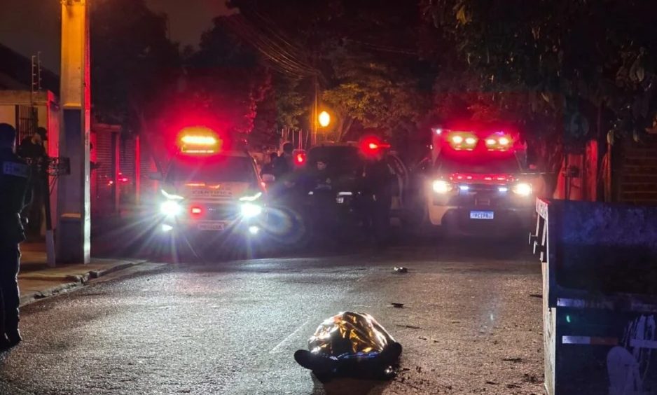 Homem é morto a tiros após discussão envolvendo ex-marido e uso de drogas Imagem referente a Homem é morto a tiros após discussão envolvendo ex-marido e uso de drogas