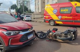 Carro e moto se envolvem em acidente na Rua Paraguai