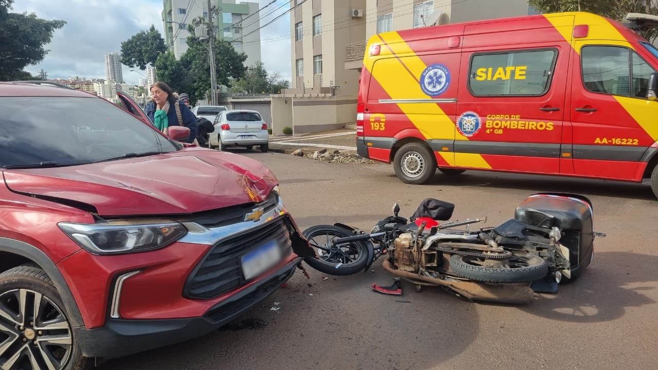 Carro e moto se envolvem em acidente na Rua Paraguai