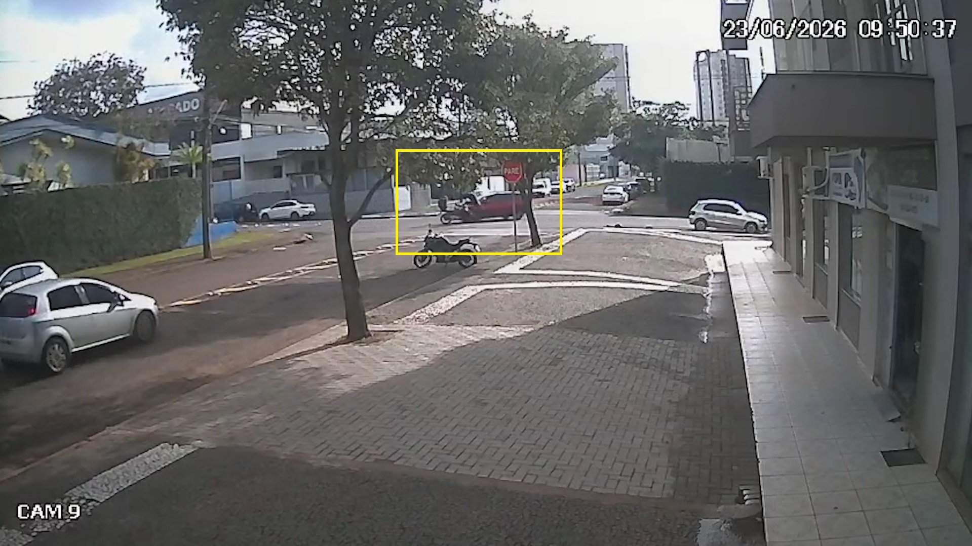 Veja como ocorreu acidente que deixou motociclista ferido no Centro de Cascavel