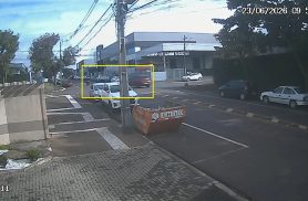 Novas imagens mostram outro ângulo de colisão entre carro e moto no Centro de Cascavel