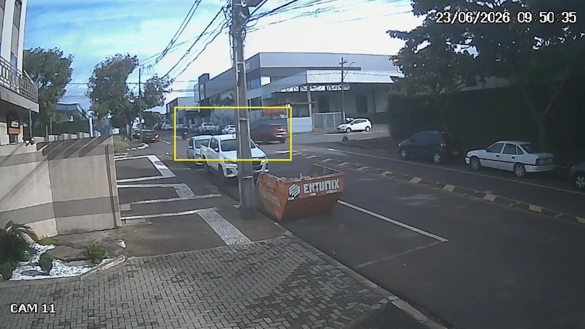 Novas imagens mostram outro ângulo de colisão entre carro e moto no Centro de Cascavel