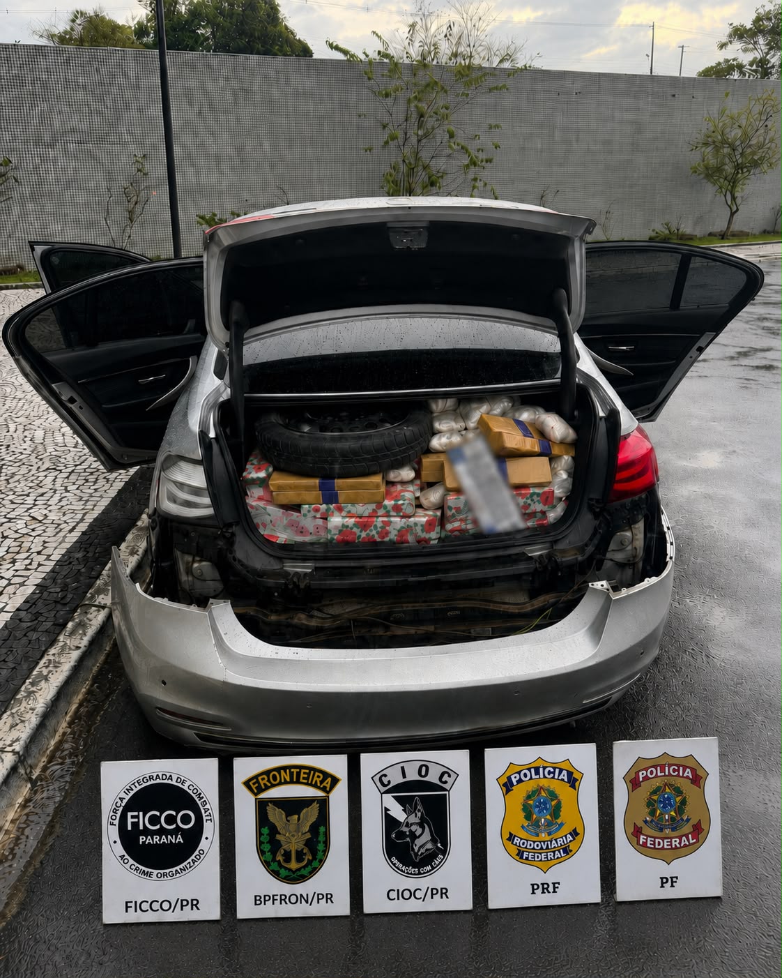 Imagem relativa a Ação conjunta apreende 319 kg de maconha e prende homem após fuga na BR-376 em Balsa Nova