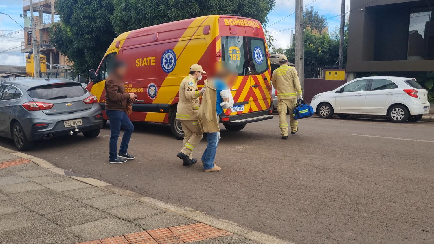 Com ferimento no braço, mulher é socorrida pelo Siate após sofrer queda