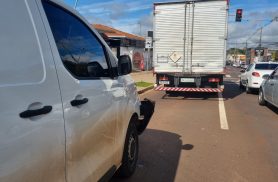 Acidente entre caminhão e furgão complica trânsito na Avenida Carlos Gomes em Cascavel