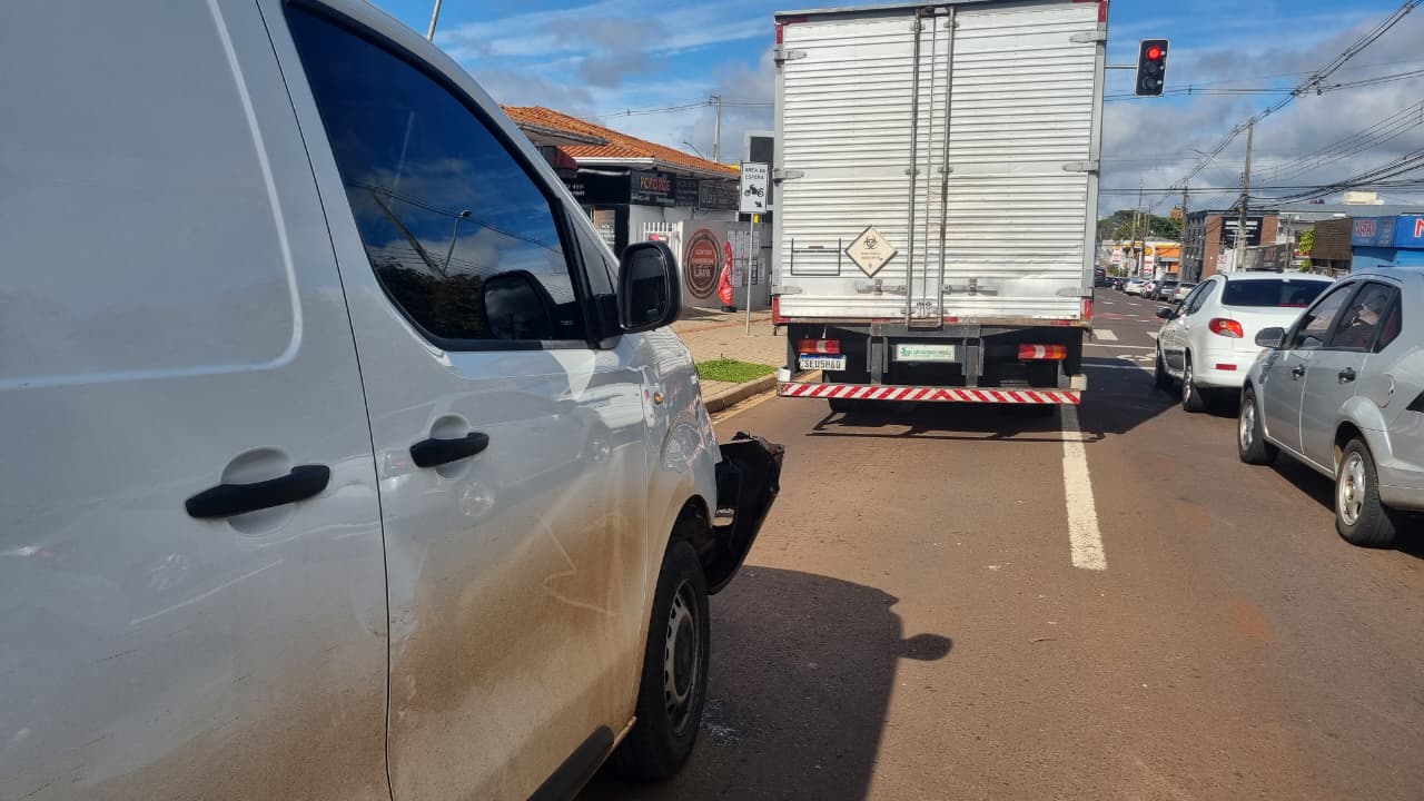 Acidente entre caminhão e furgão complica trânsito na Avenida Carlos Gomes em Cascavel