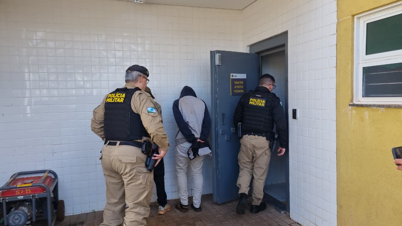 Dois homens são presos furtando materiais de casa desocupada no Bairro Coqueiral