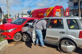 Carros se envolvem em forte colisão em frente ao Terminal Sul; Três ficam feridos