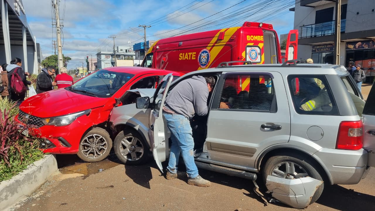 Carros se envolvem em forte colisão em frente ao Terminal Sul; Três ficam feridos