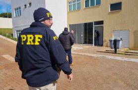 Homem é localizado pela PRF com carro furtado mas afirma que recebeu veículo como dívida
