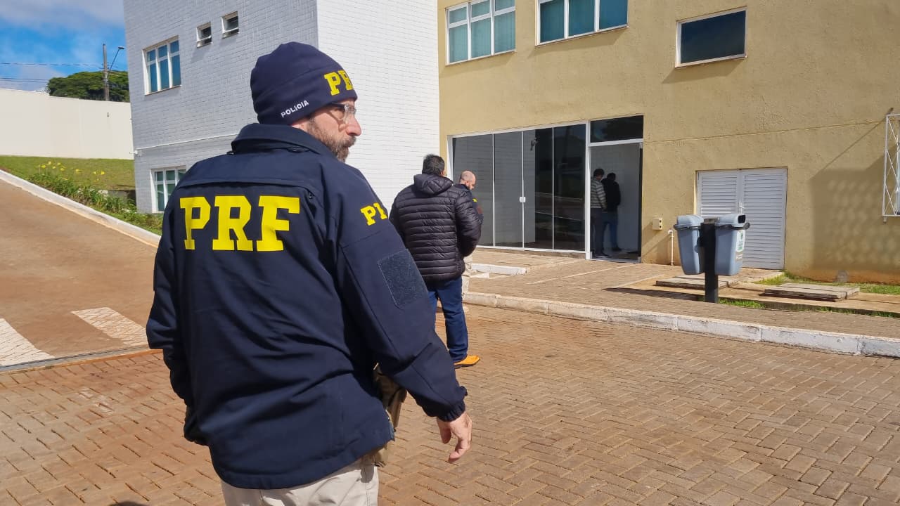 Homem é localizado pela PRF com carro furtado mas afirma que recebeu veículo como dívida