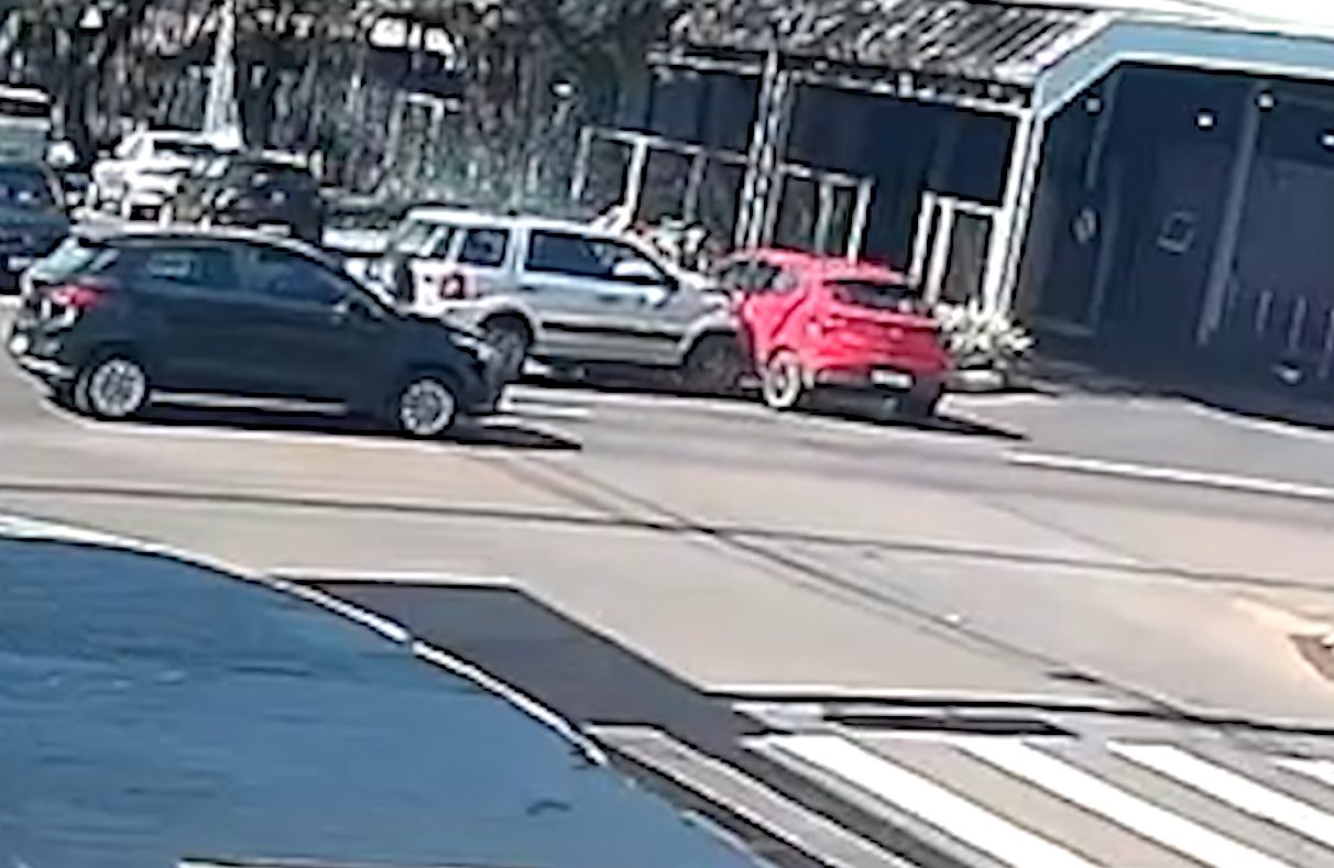 Vídeo mostra Argo sendo violentamente atingido por Ecosport na Rua Rio da Paz