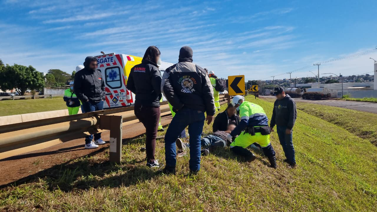 Motociclista é arremessado para fora da pista em acidente na rodovia PRc-467, em Cascavel