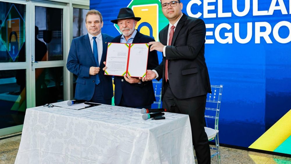 Lula cria plataforma para coibir roubos de celulares e vendas ilegais Imagem referente a Lula cria plataforma para coibir roubos de celulares e vendas ilegais