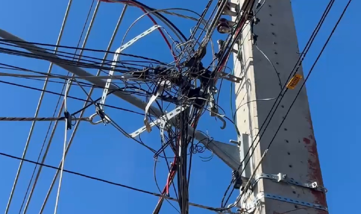 ‘Gambiarra’: situação em postes de energia deixa moradores do Tropical II sem luz e com medo