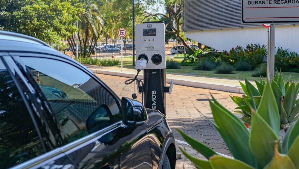 Governo mantém elevação de tarifas a carro elétrico e renova cota zero Imagem referente a Governo mantém elevação de tarifas a carro elétrico e renova cota zero